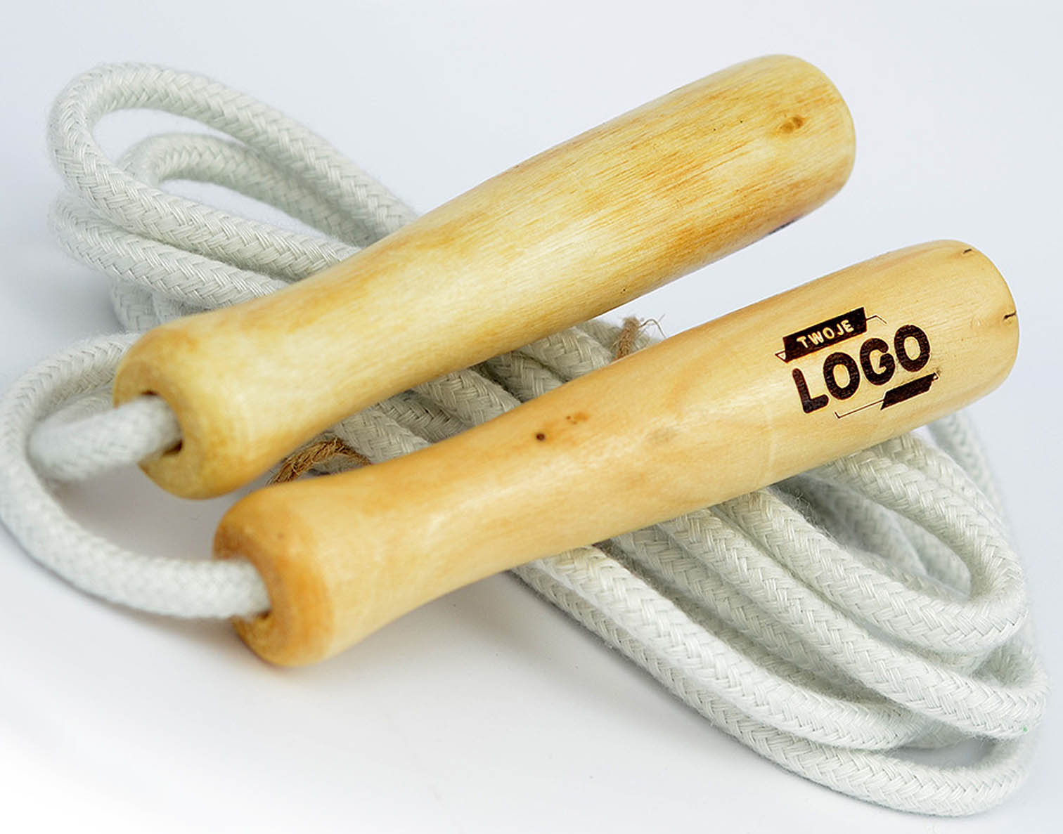 Piłki, czapki, a może gry? Jakie gadżety warto wziąć ze sobą na plażę?